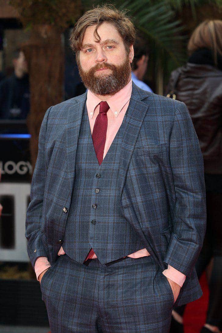 kısa ve kilolu erkek takım elbise